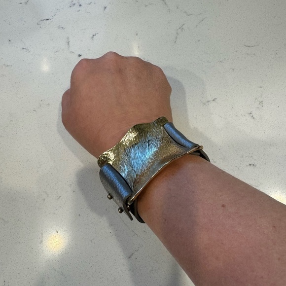 Cuff bracelet Modern faux leather and gold - Picture 9 of 11